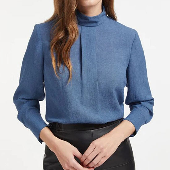 ファンネルネックブラウス